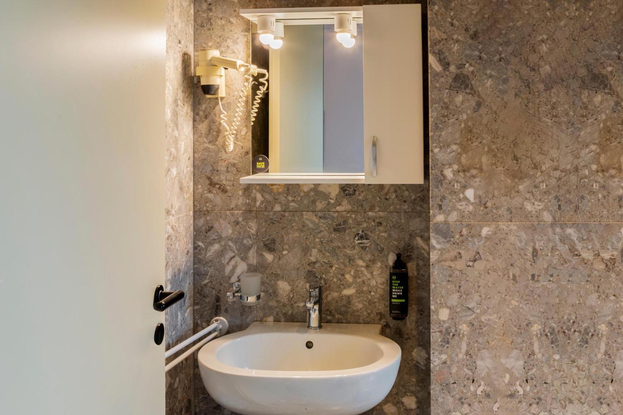 B&B Hotel Bari Rondo ภายนอก รูปภาพ
